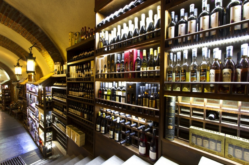 bar-PEGOMAS-min_world_street_travel_shop_canon_georgia_wine_bottles-429767